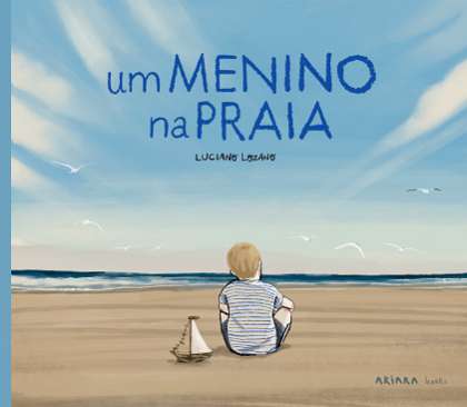 Um menino na praia